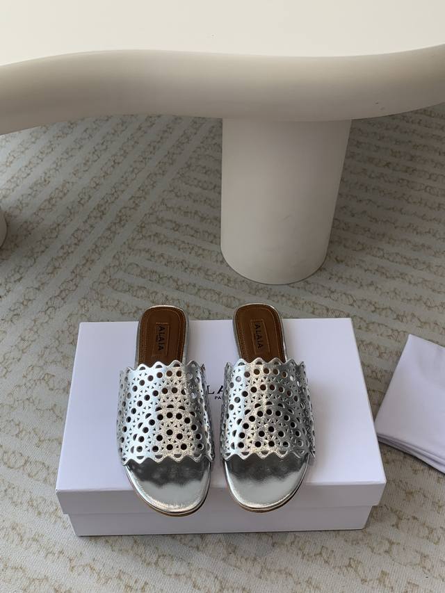Alaia 24Ss 春夏新款 拖鞋激光镂空系列推出 无数的名设计师都把他看作“Designerofdesigners”更影响着很多人的风格！ 这些alaia的