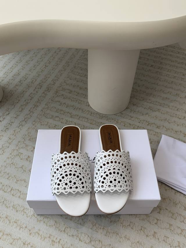 Alaia 24Ss 春夏新款 拖鞋激光镂空系列推出 无数的名设计师都把他看作“Designerofdesigners”更影响着很多人的风格！ 这些alaia的