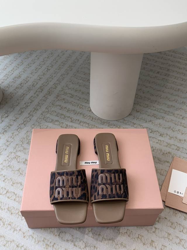 Miu Miu 24Ss 最新夏季 平底 褶皱 牛仔布 拖鞋 今年夏天为你们多准备几双必备拖鞋，老顾客都反应对这款需求很大！ 专门订制的一批为miumiu后续新