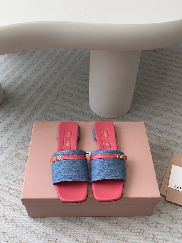 Miu Miu 24Ss 最新夏季 平底 褶皱 牛仔布 拖鞋 今年夏天为你们多准备几双必备拖鞋，老顾客都反应对这款需求很大！ 专门订制的一批为miumiu后续新
