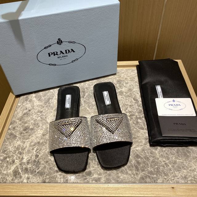 市场顶级版 Prada 普拉达 2022Ss满钻系列 闪亮登场平底方头拖鞋，三角经典logo标。将璀璨的水晶与亮片作为装饰点缀，呈现经典轮廓。不管面对任何场景