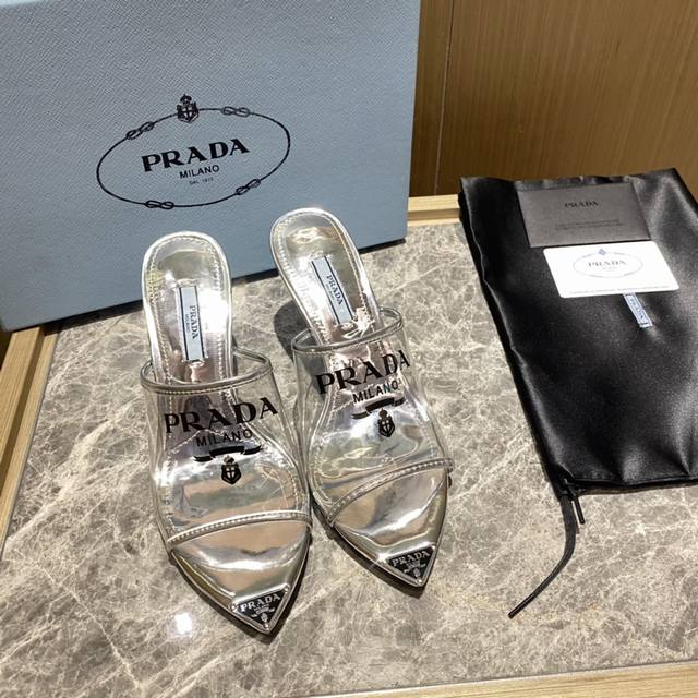 市场顶级版prada 普拉达2022Ss春夏新品复古格调赋予简约的女士鞋履以别样风采。这款拖鞋适于不同场合穿着，诠释多功能性设计和充满现代感的线条。 面料 :T