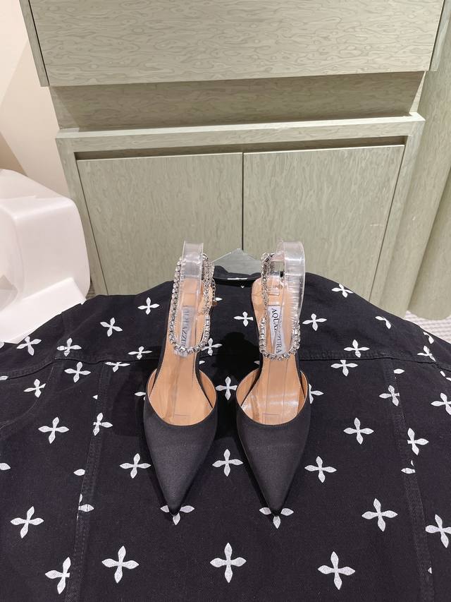 Aquazzur* 菠萝早春专柜新品仙女时装鞋系列，大量上新同步官网全系列均可定制龙年主打一个火爆，全网各大网红纷纷开秀，绝美的穿搭系列！ ★★★★★ 鞋面 烫