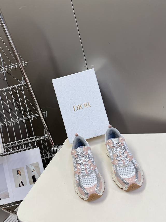Dior迪奥chrono系列运动鞋 太古汇rmb9130购入开发 这款dior Chrono运动鞋延续经久不衰的轮廓，采用网纱精心制作，所以上脚会特别的舒服哦