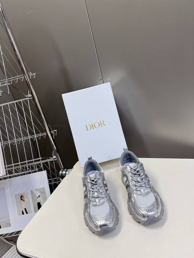 Dior迪奥chrono系列运动鞋 太古汇rmb9130购入开发 这款dior Chrono运动鞋延续经久不衰的轮廓，采用网纱精心制作，所以上脚会特别的舒服哦