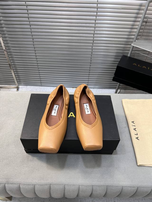 出厂价 Alaia 新款 方头芭蕾舞平底凉单鞋 原版购入法国一线奢侈品牌alaia 阿莱亚24Ss法式仙女芭蕾舞平底跳舞鞋，Alaia品牌源自其创始人，Azze