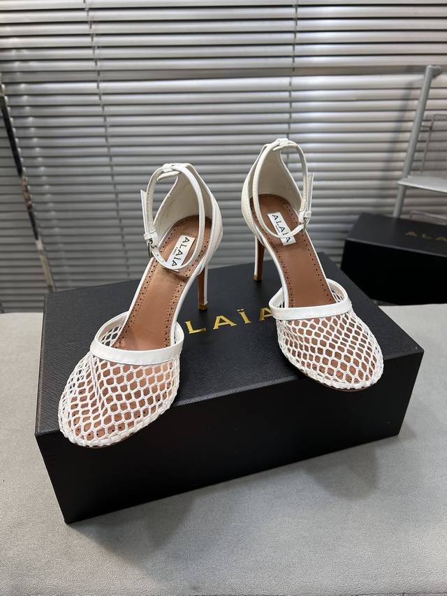 Alaia阿莱亚新款网面系列凉鞋高跟鞋 精致优雅的还具有时髦利落，穿上它休闲日常与高级奢华驾驭自如。 面料：网面 内里：羊皮 大底：真皮大底 跟高：9Cm 码数
