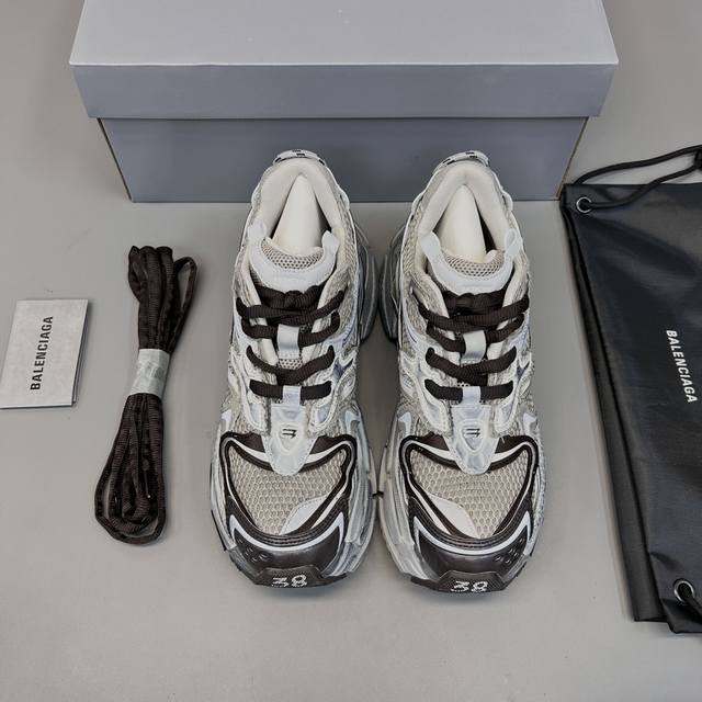 纯原balenciaga 巴黎世家-Runner、是通过溢胶、做旧、缝线等细节，展示了设计师 Demna 的运动鞋风格，用一双 旧鞋 传递复古感，后侧板、翘起的