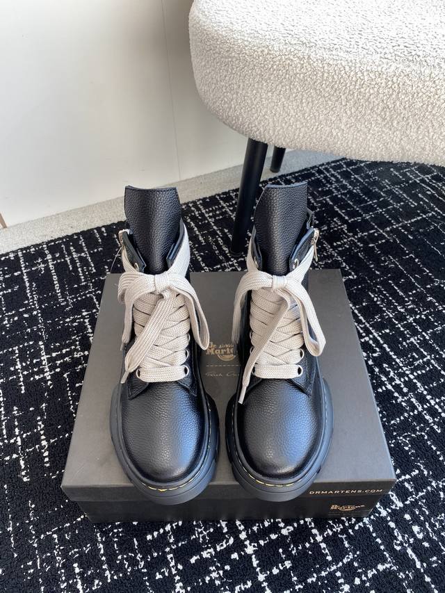 代购级 Rickowens X Dr.Martens联名款 24新款 绑带厚底增高马丁靴 全黑look是真的又帅又高级 这双 Rick Owens的马丁靴真的超