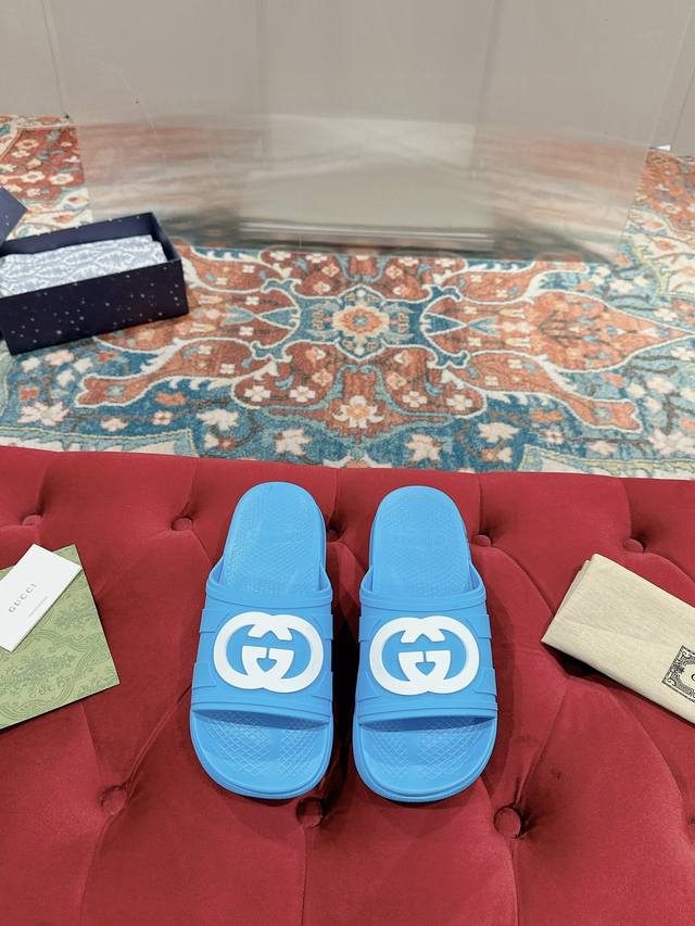 Gucci*夏季新款互扣式一脚蹬凉拖鞋 该单品的灵感源自意大利海岸的夏季精神和海滩俱乐部，是 Gucci Lido 的一部分。早秋系列以现代方式重新诠释品牌的标