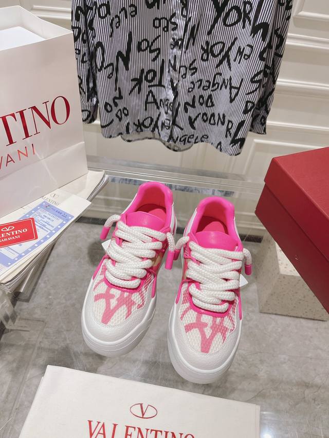 出厂布面 皮面 Valentino 华伦天奴2024 最新走秀款情侣款休闲鞋 Pinkpp限定款 粗鞋带 情侣款 面包鞋 厚底 休闲 运动鞋 原版购入开发 做货