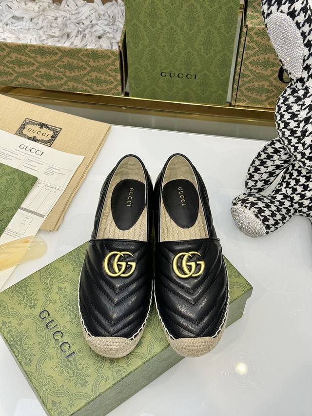 Gucci 古奇 2024新款 渔夫鞋 ，作为品牌的标志性象征，标识元素以新颖别致的方式不断为单品带来更多新意。每一个标识都蕴含品牌特有的历史传承和价值追求，以