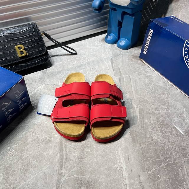 出厂 Birkenstock 双扣 凉鞋勃肯拖鞋出了名的好穿当然舒适度就更不用说了，这个品牌的主打。软木脚床，人体工程学设计，对你的脚底部全完支撑。作为日常鞋履