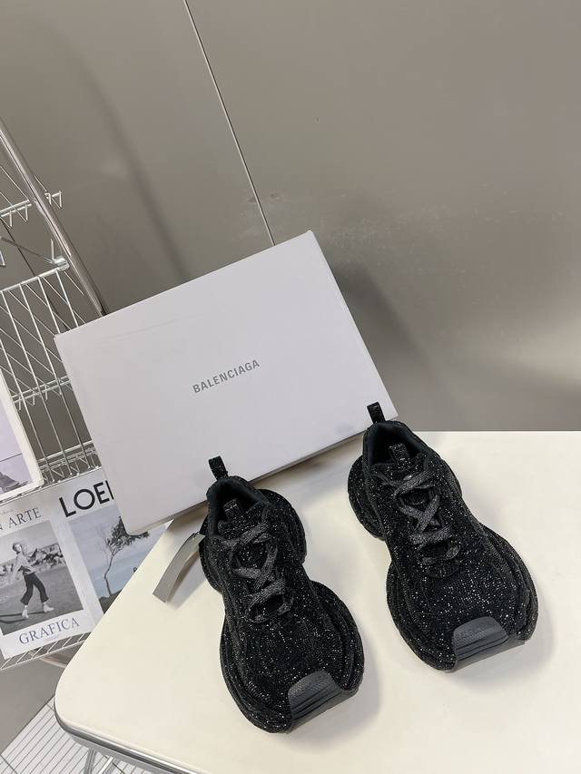 Balenciaga巴黎世家手工烫钻3Xl系列 复古休闲运动鞋 系列推出探索时尚界对于原创与挪用的概念、以全新系列致敬传承与经典，以标志性balenciaga廓