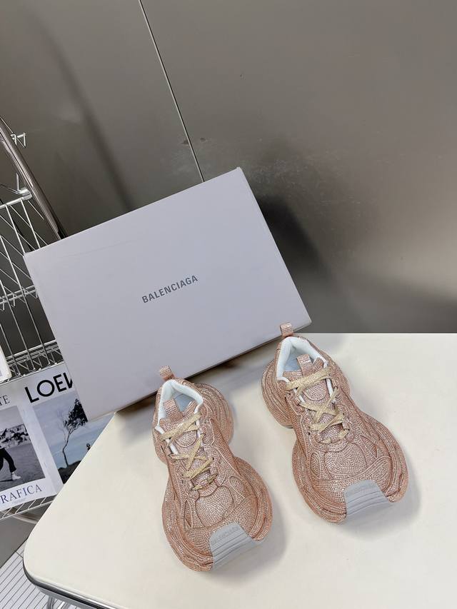 Balenciaga巴黎世家手工烫钻3Xl系列 复古休闲运动鞋 系列推出探索时尚界对于原创与挪用的概念、以全新系列致敬传承与经典，以标志性balenciaga廓