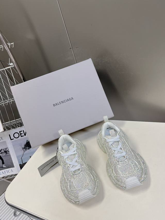 Balenciaga巴黎世家手工烫钻3Xl系列 复古休闲运动鞋 系列推出探索时尚界对于原创与挪用的概念、以全新系列致敬传承与经典，以标志性balenciaga廓