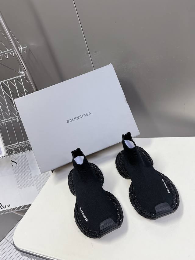男装10 Balenciaga巴黎世家手工烫钻3Xl袜子鞋系列 复古休闲运动鞋 系列推出探索时尚界对于原创与挪用的概念、以全新系列致敬传承与经典，以标志性bal