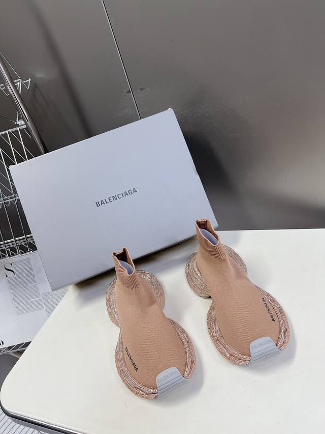 男装10 Balenciaga巴黎世家手工烫钻3Xl袜子鞋系列 复古休闲运动鞋 系列推出探索时尚界对于原创与挪用的概念、以全新系列致敬传承与经典，以标志性bal