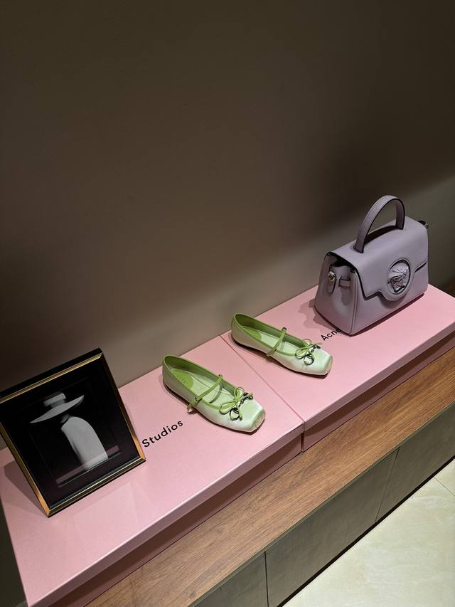 最高版出厂 Gucci古驰芭蕾鞋2025早春系列芭蕾鞋 就说今年是芭蕾鞋大年，Gucci 2025早春系列的芭蕾鞋也火了！小方头设计+经典马衔扣，在精致、优雅中