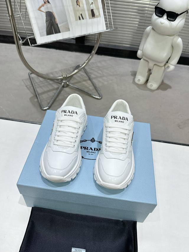 出 Prada 普拉达新品，实力来袭！众多网红同款，时髦百搭nice单品，意大利专柜代购原版鞋开发，1比1照足原味复刻。今年的主题就是不被定义 通过简单简洁体现