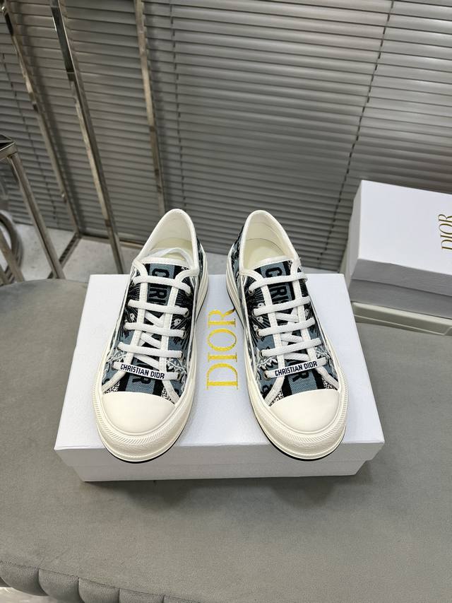 出厂 顶级版 -燃爆全球代购圈的dior-J'Adior系列walk'N'Dior重工立体刺绣字母减龄厚底帆布球鞋！ 采用：台湾定制高密度帆布+定制级哑光羊皮内