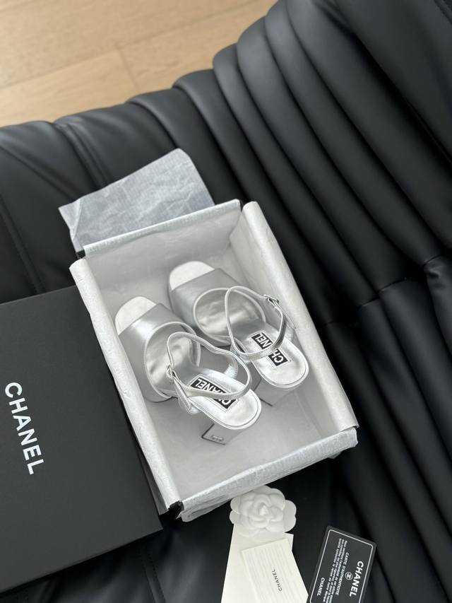 P Chanel 24S早春新款鱼嘴系列玛丽珍凉鞋 一如既往的高版本 经典防水台版面 鞋面内里羊皮 真皮大底 Size:35-39 其他码数定
