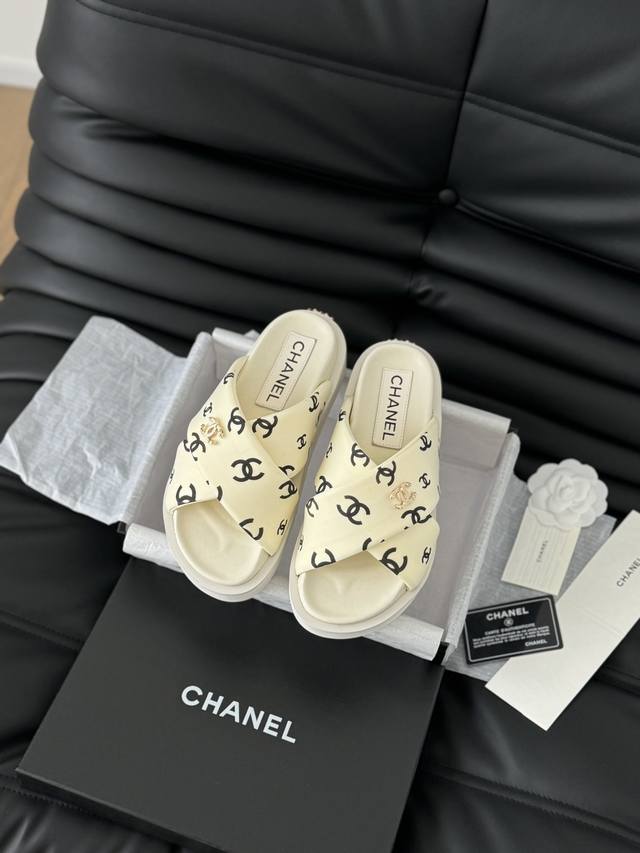 Chanel 爆款交叉拖鞋 跑量价 鞋面丝绸布，内里羊皮，原版发泡大底！ Size：35-39 其他码数定做