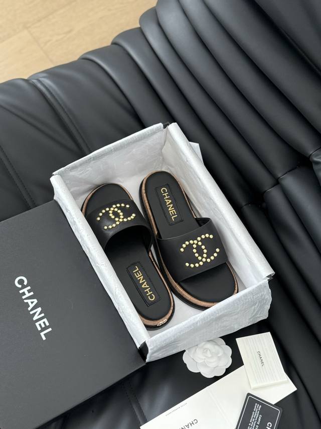 P布 皮 Chanel 24C春夏新品双c拖鞋 拖鞋的狂热爱好者又来了 可以承包你一整个夏天的时髦 经典菱格双c元素设计 浓浓的中古典雅气息 搭配任何风格都很赞