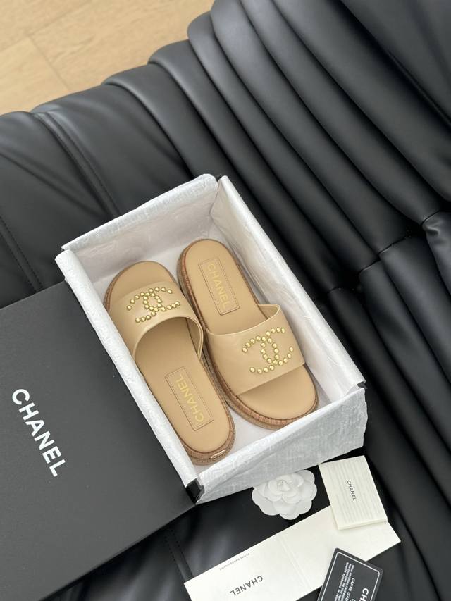 P布 皮 Chanel 24C春夏新品双c拖鞋 拖鞋的狂热爱好者又来了 可以承包你一整个夏天的时髦 经典菱格双c元素设计 浓浓的中古典雅气息 搭配任何风格都很赞