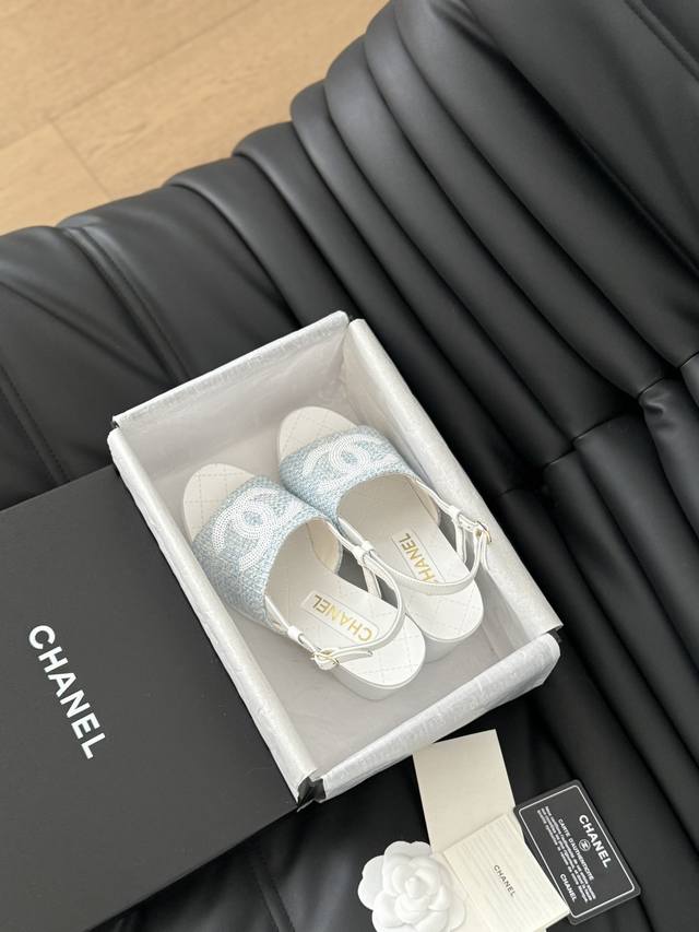 P拖鞋 凉鞋 Chanel 24P新品木纹厚底凉鞋拖鞋系列！ 特殊的材料赋予它独特的新鲜感 真的火到哪哪都断货 一鞋难求啊 上脚不仅显腿细 而且显腿长 鞋面采用