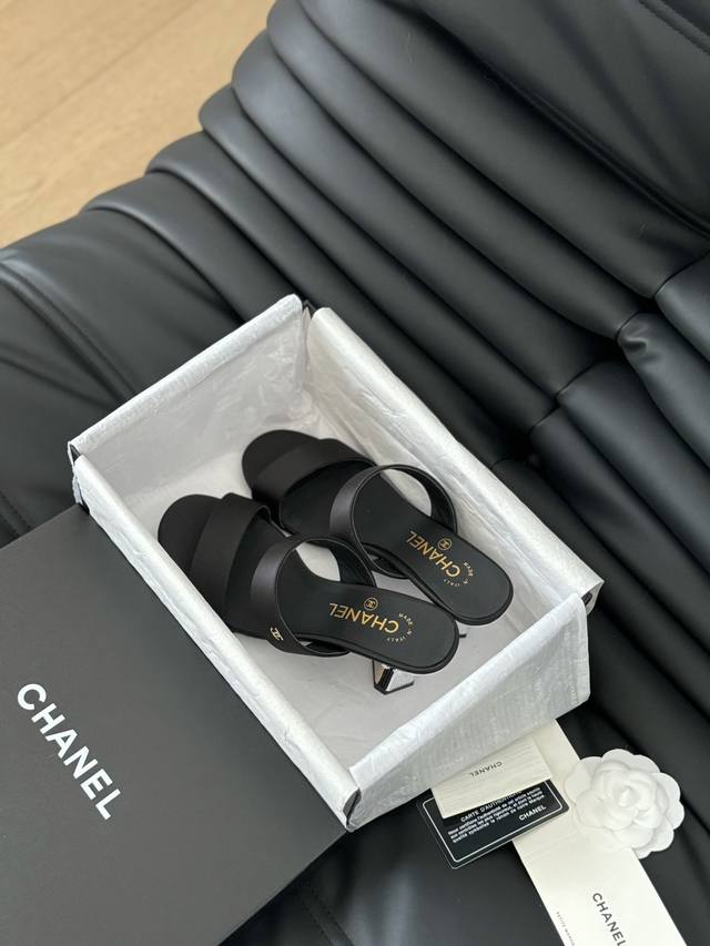 P不烫钻跟 烫钻跟 Chanel 24P新款交叉拖鞋系列 上脚很舒服 适合日常通勤 鞋面采用绵羊皮 非常柔软 鞋面牛皮 丝绸 内里羊皮 原版大底 跟高5.5 S