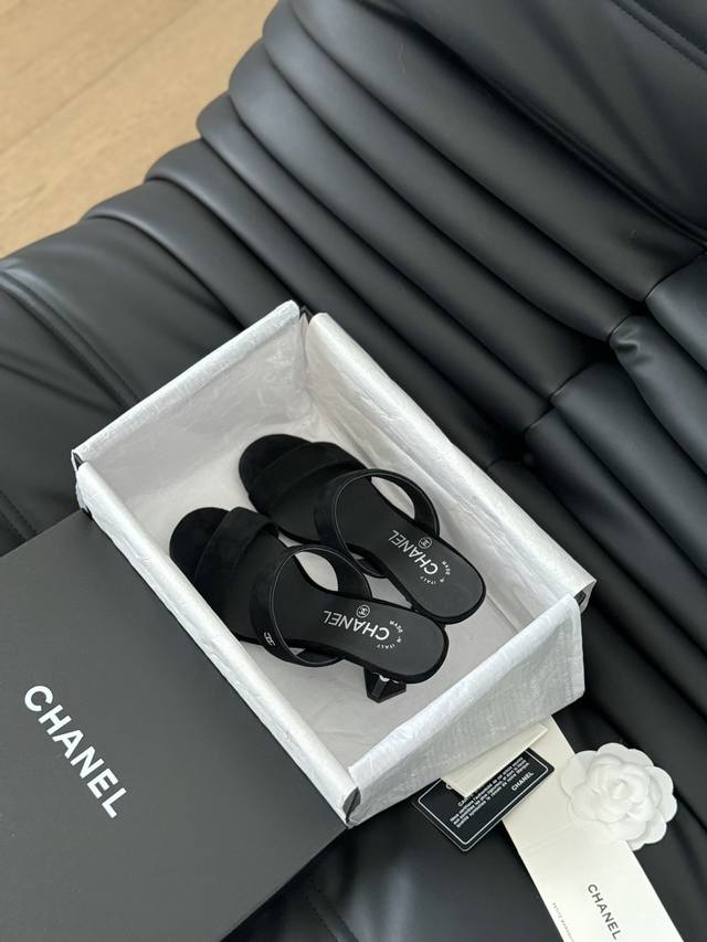 P不烫钻跟 烫钻跟 Chanel 24P新款交叉拖鞋系列 上脚很舒服 适合日常通勤 鞋面采用绵羊皮 非常柔软 鞋面牛皮 丝绸 内里羊皮 原版大底 跟高5.5 S