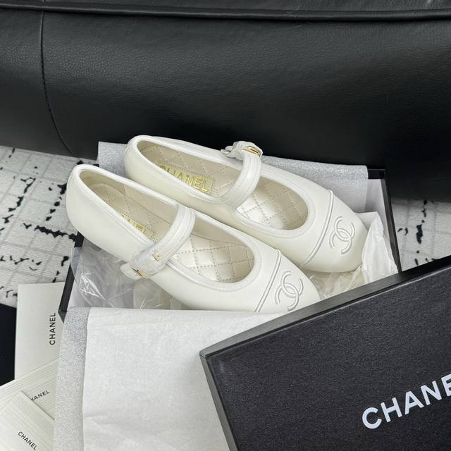 Size: 35-40 41定做不退不换 Chan*L 小香c家 2024Ss 早春走秀款平底单鞋 舒适玛丽珍鞋 超级公主的一双小鞋子 搭配袜子更加出彩 专柜真