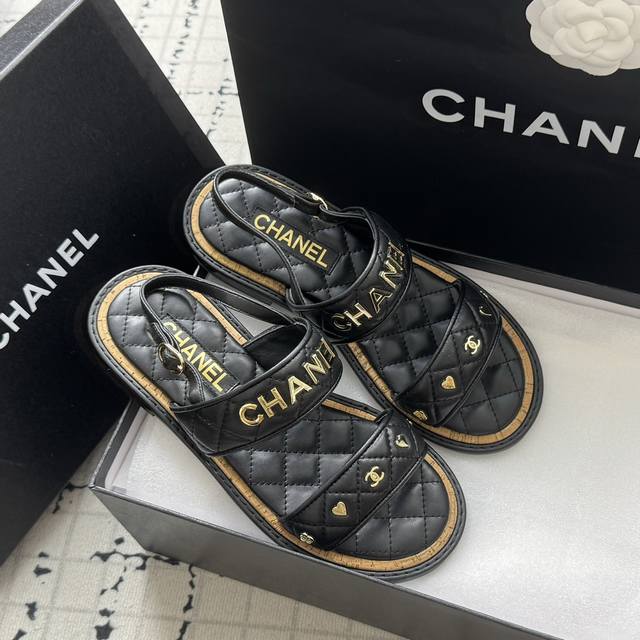 Size:35-39 40 41订做不退换 Chanel 扣件拖鞋 凉鞋 真的这么blingbling的拖鞋镀金扣件经典与艺术感兼具，日常出街造型随你凹。非常有