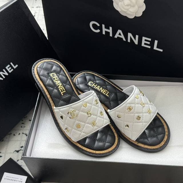 Size:35-39 40 41订做不退换 Chanel 扣件拖鞋 凉鞋 真的这么blingbling的拖鞋镀金扣件经典与艺术感兼具，日常出街造型随你凹。非常有