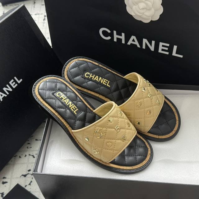 Size:35-39 40 41订做不退换 Chanel 扣件拖鞋 凉鞋 真的这么blingbling的拖鞋镀金扣件经典与艺术感兼具，日常出街造型随你凹。非常有