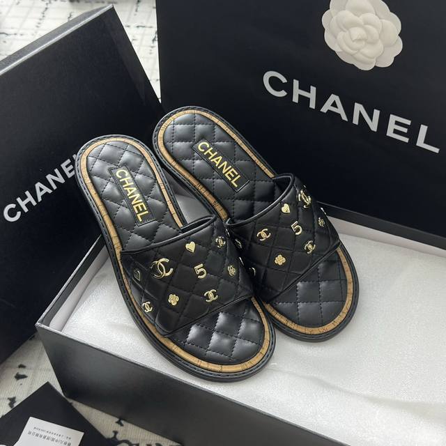 Size:35-39 40 41订做不退换 Chanel 扣件拖鞋 凉鞋 真的这么blingbling的拖鞋镀金扣件经典与艺术感兼具，日常出街造型随你凹。非常有