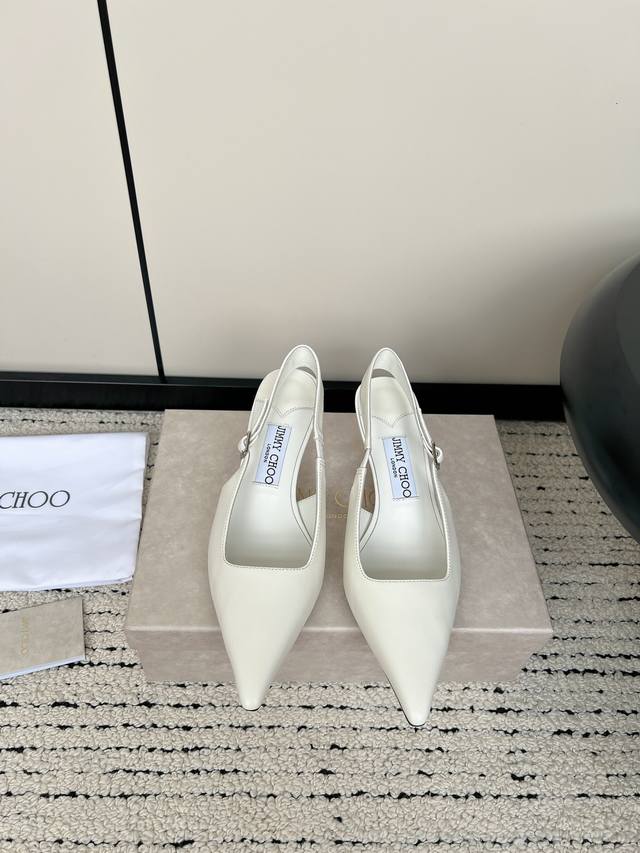 Jimmy Choo 新款漆皮高跟凉鞋系列上新 好看又舒服，日常正式场合都百搭，并以一字带和可调节开合的标志性设计彰显时髦个性 鞋面：原版特定牛漆皮 内里：原版