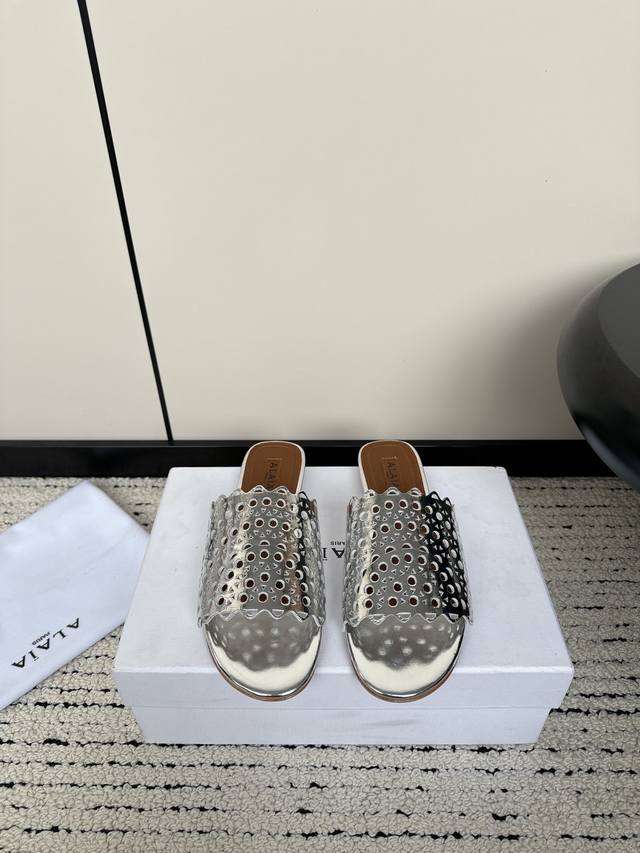 Alaia 24Ss 新款激光镂空拖鞋系列 无数的名设计师都把他看作“Designerofdesigners”更影响着很多人的风格！这些alaia的设计元素不是