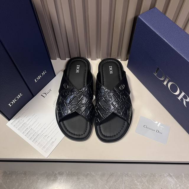 H 出厂价 这款 Dior Alias 凉鞋是二零二三夏季新品，彰显休闲高雅的风范。采用黑色压花精心制作，交叉带设计，饰以金属覆层黄铜 Cd Diamond 标