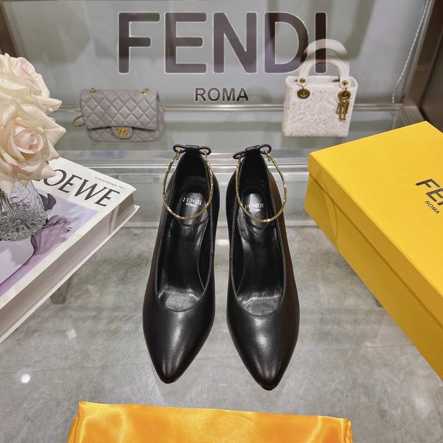 Fendi Filo 系列高跟鞋 高版本 出厂价： Fendi Filo高跟鞋 ，采用锥形鞋头和金属踝带设计 ，鞋跟饰有金属selleria缝线及金属饰钉 互相