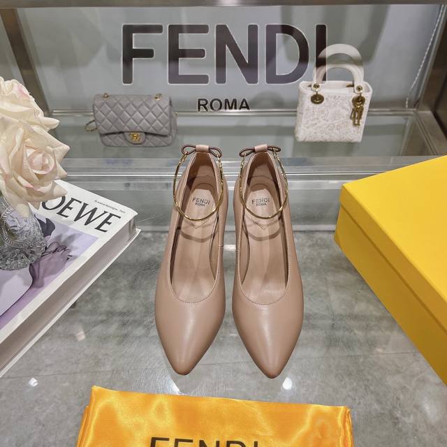 Fendi Filo 系列高跟鞋 高版本 出厂价： Fendi Filo高跟鞋 ，采用锥形鞋头和金属踝带设计 ，鞋跟饰有金属selleria缝线及金属饰钉 互相