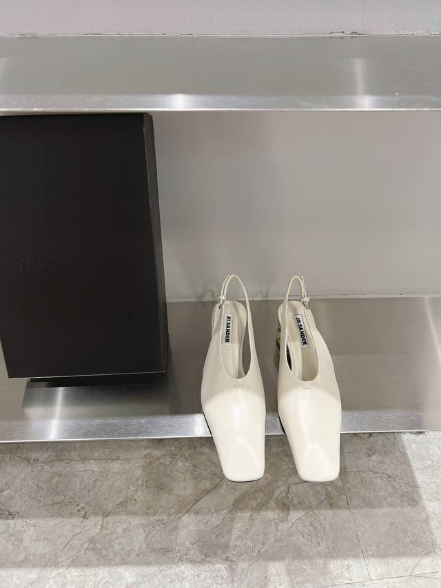 Jilsander 24春夏极简主义水晶跟单鞋 醒目吸睛，微风轻轻吹过，脚下的每一步都应该轻盈而自在。 俏圆头部分巧妙地融入了女性的柔美与俏皮，为整体造型增添了