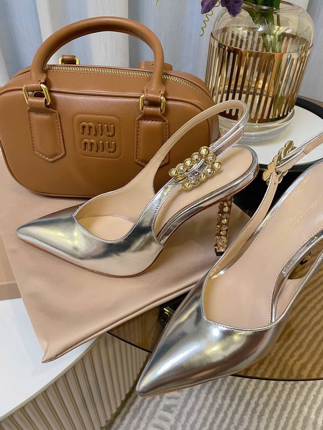 Gr Gianvito Rossi 高跟鞋，意大利米兰秀场奢侈品牌 Gr匠心工艺，秉承意大利工艺，设计理念：女人味、摩登范儿、优雅调子风格独异，鲜艳的颜色和讲究