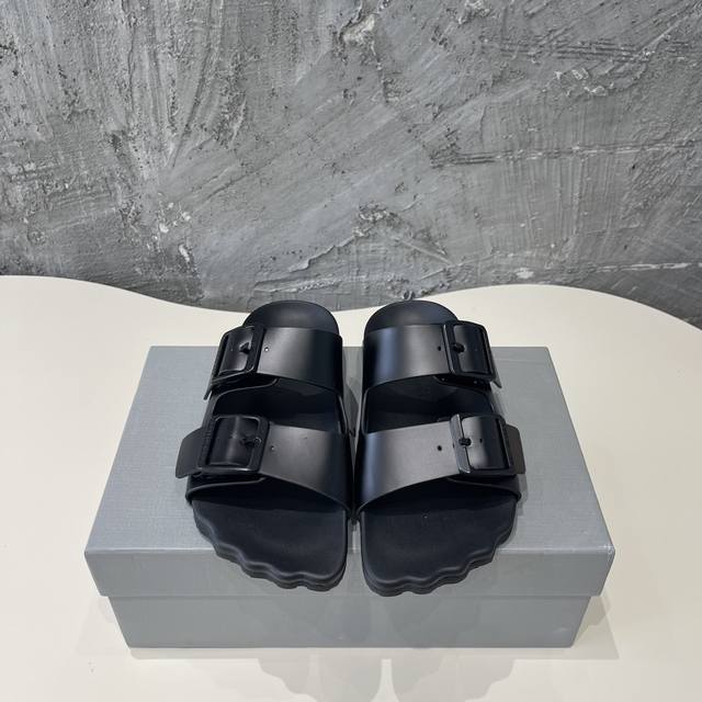 Balenciaga #巴黎世家2024春夏最新款五指博肯拖鞋 顶级版本欧美名媛 明星 网红girl 大爱款 精致鞋面手工缝纫走线 蓬松柔软 亲肤柔软冬季必备款