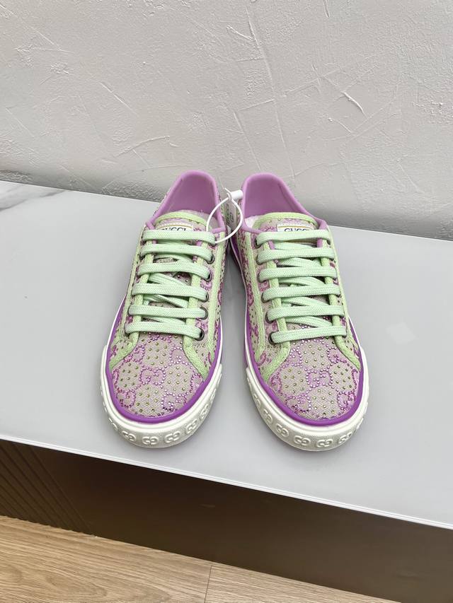 Gucci Tennis 1977 经典系列情侣款帆布鞋 最新配色 面料：超闪水钻 烫钻面 内里：毛巾布内里，中间层贴pu皮 里外布面都不会皱 大底：原版大底