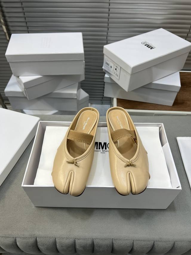 Maison Marginal* Mm6初春新品分指芭蕾舞鞋 马吉拉设计师太有才了 采用褶皱作为设计元素打造经典新鞋品 单鞋干练精致 搭配短裙 性感个性 面料对