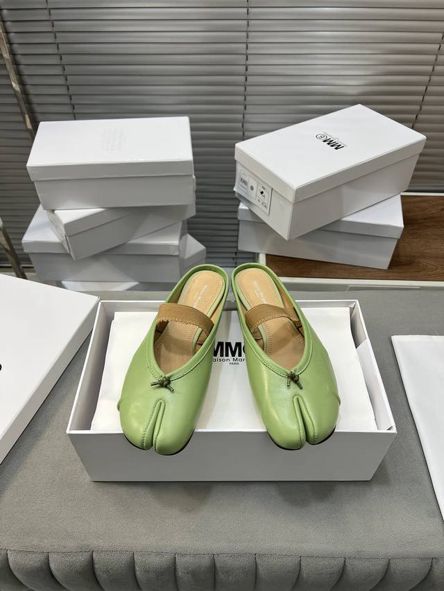 Maison Marginal* Mm6初春新品分指芭蕾舞鞋 马吉拉设计师太有才了 采用褶皱作为设计元素打造经典新鞋品 单鞋干练精致 搭配短裙 性感个性 面料对