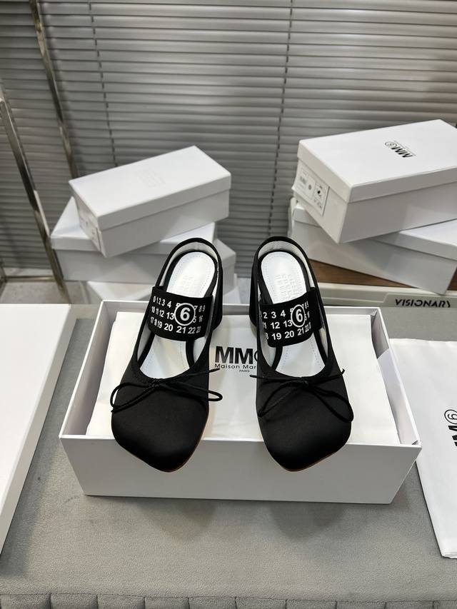 Maison Marginal* Mm6初春新品粗跟苹果头芭蕾舞鞋半拖 马吉拉设计师太有才了 采用粗跟作为设计元素打造鞋品 单鞋干练精致 半拖搭配短裙 性感个性