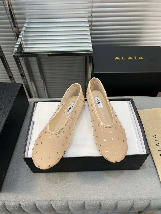 Alaia 新款网纱烫钻平底单鞋 原版购入法国一线奢侈品牌alaia 阿莱亚24Ss法式仙女芭蕾舞平底跳舞鞋，Alaia品牌源自其创始人，Azzedine Al